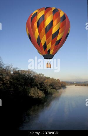 Austin, Texas États-Unis : un ballon à air chaud flotte au-dessus de Zilker Park et de Town Lake, le matin d'hiver. ©Bob Daemmrich Banque D'Images