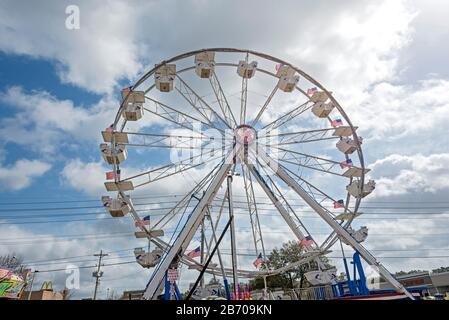 Ferris Wheel avec American Flags dans un centre commercial Carnival à Gainesville, Floride. Banque D'Images