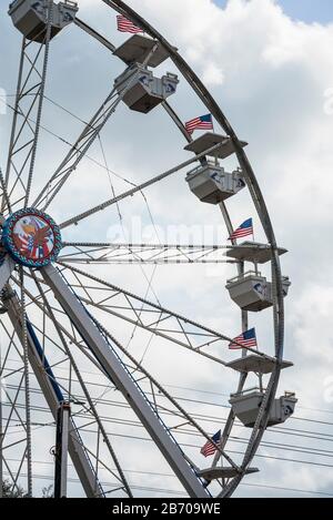 Ferris Wheel avec American Flags dans un centre commercial Carnival à Gainesville, Floride. Banque D'Images