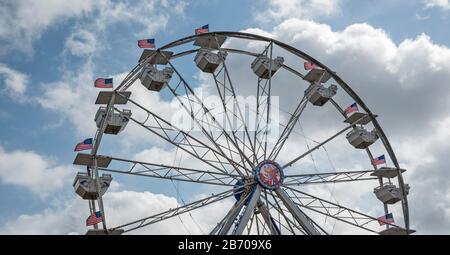 Ferris Wheel avec American Flags dans un centre commercial Carnival à Gainesville, Floride. Banque D'Images