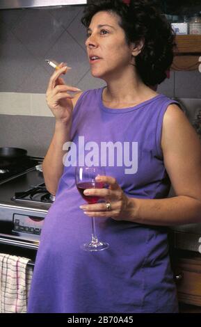 Austin Texas USA, 1994: Femme enceinte de neuf mois fumant et buvant contre l'avis de son médecin. M. ©Bob Daemmrich Banque D'Images