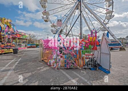 Ferris Wheel avec American Flags dans un centre commercial Carnival à Gainesville, Floride. Banque D'Images