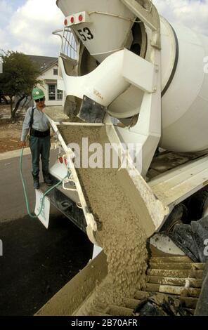 Georgetown Texas USA: L'opérateur de camions de béton supervise le versement de béton sur le site d'origine dans la communauté de retraite du centre du Texas. ©Bob Daemmrich Banque D'Images