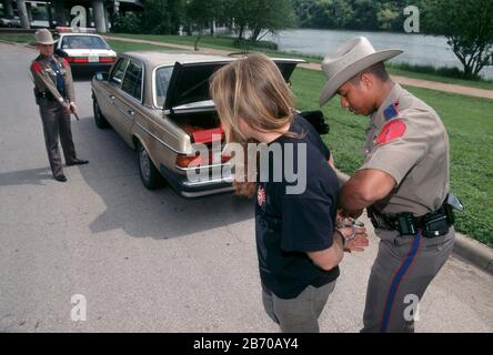 Austin Texas USA, 1997: Les policiers de l'État arrêtent un homme avec des outils volés dans le coffre de sa voiture dans un incident simulé MR ©Bob Daemmrich Banque D'Images