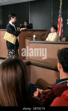 Austin Texas USA, 1997: Un avocat hispanique interroge un témoin au cours d'un procès civil présidé par une femme afro-américaine juge. M. ©Bob Daemmrich Banque D'Images