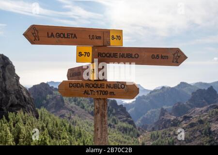 Signpost sur la Roque Nublo à Gran Canaria Banque D'Images