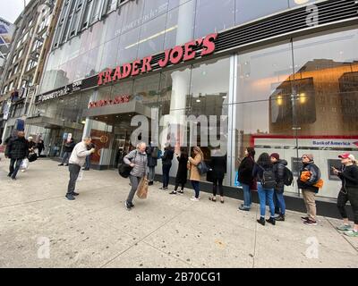 New York, NY, États-Unis. 12 mars 2020. De nouveaux Yorkers se sont produits chez Trader Joe's dans le coin supérieur ouest pour faire des courses et des articles essentiels pendant la pandémie de COVID-19 qui a connu une croissance exponentielle dans le monde entier. 12 Mars 2020. Crédit: Rainmaker Photo/Media Punch/Alay Live News Banque D'Images