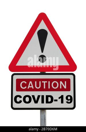 Avertissement triangulaire attention COVID-19 avec point d'exclamation pour illustrer le nouveau concept de coronavirus isolé sur blanc. Royaume-Uni Grande-Bretagne Europe Banque D'Images