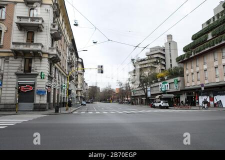 Milan, Italie. 12 mars 2020. Vue générale du Corso Buenos Aires à Milan, 12 mars 2020. L'Italie a fermé tous les magasins à l'exception des pharmacies et des magasins d'alimentation dans une tentative désespérée d'arrêter la propagation d'un coronavirus. Crédit: Mairo Cinquetti/Alay Live News Banque D'Images