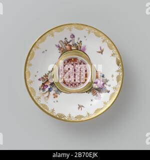 Kop en schotel (trembleuse)Schotel (trembleuse)Schotel, veelkleurig beschilderd met chinoiserieën Type d'objet : eet- en kgerei trembleuse schotel Objectnummer: BK-17428-B Inscriptions / Merken: Fabrieksmerk, onderzijde, chilerurgördergördergörderen Banque D'Images