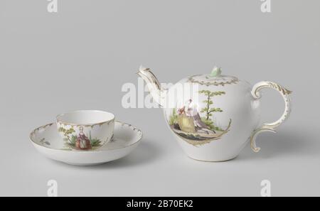 Kop en schotel Kop Kop, beschilderd a rencontré figuren dans landschappen Onderdeel van een servies Kop van porselein, veelkleurig beschilderd a rencontré figuren dans landschappen. Onderdeel van een servies. Geerkt met twee gekruiste z Banque D'Images
