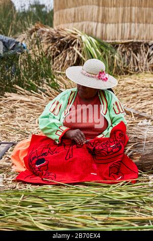 Couture de Dame sur l'île flottante d'Uros sur Lago Titicaca Pérou Banque D'Images