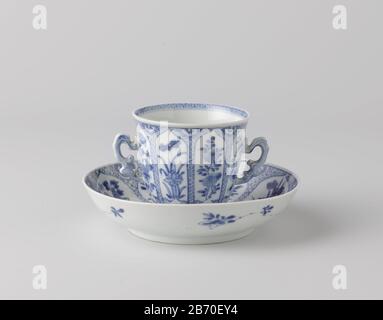 Kop en schotel met bloemtaken in een vakdecoratie Kop en schotel van porseleein, de kop met twee gekrulde oren, beschilderd dans onderglaruur blauw. Op de wand van de kop acht langwerpipe cartridges gevuld met verschillende bloemtaken (lotus, prunus, pioen, chrysant) uitgespraard dans een grond van servetwerk, tussen de vakken een ruyi-motief op de rand; binnenrand met servetwerk. Op het plat van de schotel een geschulpt medaillon met pioentak en vogel; om het medaillon acht bloemblad-vormigue cartridges gevuld met verschillende bloemtaken (lotus, pioen, prunus, chrysante) uitgespaard en grond Banque D'Images