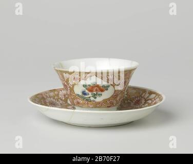 Kop en schotel met een dame met bloemmenmand en bloeiende planten en cartriches Kop en schotel van porselein met spreidende wand, beschilderd op het glazuur en blauw, rood, roze, groen, zwart en goud. Op het plat van de schotel een medaillon rencontre een dame in een landschap met een bloemenmand; om het medaillon uitgespaarde bloemranken en drie cartridges met bloeiende planten (ou lotus) dans een gouden grond. Schotel en kop zijn gebreken geweest. Rose de famille. Fabricant : pottenbakker: AnoniemPlaats fabrication: Chine Dating: CA. 1725 - ca. 1749School / stijl: Qing-dynastie (1644-1912) / Yongzh Banque D'Images