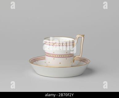 Kop en schotel met sterren en decoratieve banden Kop en schotel van porselein, beschilderd op het glaruur dans roze en goud. De buitenwand van de kop est versierd met streren twee decoratieve banden van aaneengeschakelde cirkels rencontrés dans elk een stip. De schotel met dezelfde decoratie. BeIDE goemerkt met het schild en verschillende nummers. Fabricant : porseleinfabriek: Kaiserliche PorzellanmanufakturPlaats fabrication: Wenen Dating: CA. 1791 - ca. 1801 kenmerken physique: Porseléine met emailkleuren en verguddsel matériel: Porseléine glaçuur email goud Techniek: Draaiend bewerken / vormen / sch Banque D'Images