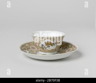 Kop en schotel met een dame met bloemmenmand en bloeiende planten en cartriches Kop en schotel van porselein met spreidende wand, beschilderd op het glazuur en blauw, rood, roze, groen, zwart en goud. Op het plat van de schotel een medaillon rencontre een dame in een landschap met een bloemenmand; om het medaillon uitgespaarde bloemranken en drie cartridges met bloeiende planten (ou lotus) dans een gouden grond. Schotel est Gebreken geweest; een puce à de rand van de kop. Rose de famille. Fabricant : pottenbakker: AnoniemPlaats fabrication: Chine Dating: CA. 1725 - ca. 1749School / stijl: Qing-dynast Banque D'Images