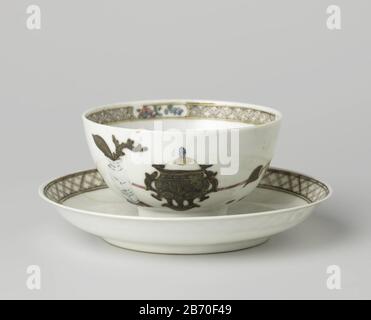 Kop en schotel met antiquiteiten en bloemtakken Kop en schotel van porselein met rechte wand, beschilderd op het glaruur en blauw, roze, groen, zwart en goud. Op het plat van de schotel een groep antiquiteiten (vaas met pauwenveren en koraal, staf met muzieksteen, driepot) en een fécond met o.a. granaatappel en ercitroen; de binnenrand met servetwerk afgewisd met blotakken en carseltaken. De kop met dezelfde decoratie. Schotel est gebreken geweest. Rose de famille. Fabricant : pottenbakker: AnoniemPlaats fabrication: Chine Dating: CA. 1725 - ca. 1749School / stijl: Qing-dynastie (1644-1 Banque D'Images