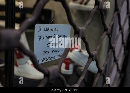 Milan, Italie. 12 mars 2020. Vue générale du Corso Buenos Aires à Milan, 12 mars 2020. L'Italie a fermé tous les magasins à l'exception des pharmacies et des magasins d'alimentation dans une tentative désespérée d'arrêter la propagation d'un coronavirus. Crédit: Mairo Cinquetti/Alay Live News Banque D'Images