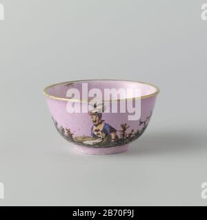 Kop en schotel Kop en schotel van porselein, rencontré een rose-violet fond. Op de kop een grondje rencontre een zittende vrouw met platte hoed met veren. Op de schotel op een grondje een lopende, gemaskerde man met z Banque D'Images