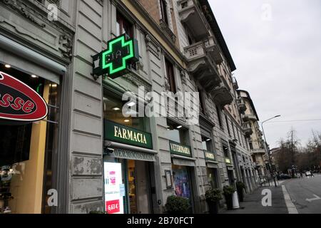 Milan, Italie. 12 mars 2020. Vue générale du Corso Buenos Aires à Milan, 12 mars 2020. L'Italie a fermé tous les magasins à l'exception des pharmacies et des magasins d'alimentation dans une tentative désespérée d'arrêter la propagation d'un coronavirus. Crédit: Mairo Cinquetti/Alay Live News Banque D'Images