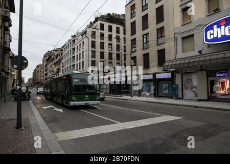 Milan, Italie. 12 mars 2020. Vue générale du Corso Buenos Aires à Milan, 12 mars 2020. L'Italie a fermé tous les magasins à l'exception des pharmacies et des magasins d'alimentation dans une tentative désespérée d'arrêter la propagation d'un coronavirus. Crédit: Mairo Cinquetti/Alay Live News Banque D'Images