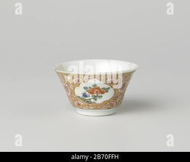 Kop a rencontré een dame met bloémenmand en bloeiende planten en cartages Kop van porselein met spireidde baguette, beschilderd op het glacuur en blauw, rood, roze, groen, zwart en goud. Een medaillon a rencontré een dame in een landschap a rencontré een bloemenmand afgebeeld; om het medaillon uitgespaarde bloemranken en drie cartridges a rencontré bloeiende planten (o.a. lotus) dans een gouden grond. Kop est gebreken geweest. Rose de famille. Fabricant : pottenbakker: AnoniemPlaats fabrication: Chine Dating: CA. 1725 - ca. 1749School / stijl: Qing-dynastie (1644-1912) / Yongzheng-periode (1723-1735) / Qianlong-periode (1736-179 Banque D'Images