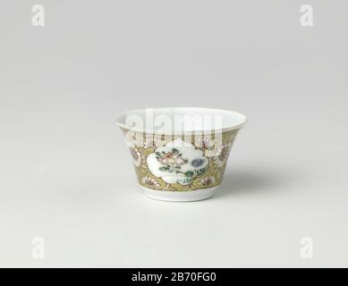 Kop a rencontré een dame a rencontré bloémenmand en bloeiende planten dans les cartages Kop van porseleein met spreidende baguette, beschilderd op het glacuur dans rood, roze, groen, zwart en goud. Een medaillon a rencontré een dame in een landschap a rencontré een bloemenmand afgebeeld; om het medaillon uitgespaarde bloemranken en drie cartridges met bloeiende planten (lotus e.a.) tegen een gouden grond. Een barst à de Wand van de kop. Rose de famille. Fabricant : pottenbakker: AnoniemPlaats fabrication: Chine Dating: CA. 1725 - ca. 1749School / stijl: Qing-dynastie (1644-1912) / Yongzheng-periode (1723-1735) / Qianlong-periode (1736 Banque D'Images