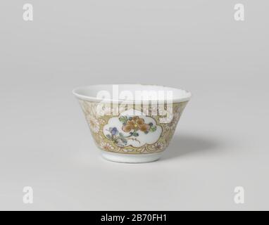 Kop a rencontré een dame met bloémenmand en bloeiende planten en cartages Kop van porselein met spireidde baguette, beschilderd op het glacuur en blauw, rood, roze, groen, zwart en goud. Een medaillon a rencontré een dame in een landschap a rencontré een bloemenmand afgebeeld; om het medaillon uitgespaarde bloemranken en drie cartridges a rencontré bloeiende planten (o.a. lotus) dans een gouden grond. Une puce à de rand van de kop. Rose de famille. Fabricant : pottenbakker: AnoniemPlaats fabrication: Chine Dating: CA. 1725 - ca. 1749School / stijl: Qing-dynastie (1644-1912) / Yongzheng-periode (1723-1735) / Qianlong-periode (1 Banque D'Images
