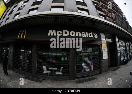 Milan, Italie. 12 mars 2020. Vue générale du Corso Buenos Aires à Milan, 12 mars 2020. L'Italie a fermé tous les magasins à l'exception des pharmacies et des magasins d'alimentation dans une tentative désespérée d'arrêter la propagation d'un coronavirus. Crédit: Mairo Cinquetti/Alay Live News Banque D'Images