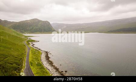 Loch Eriboll, les Highlands, Écosse. Une vue sur un lac dans le nord des Highlands écossais à une journée typiquement grise et surmoulée. Banque D'Images