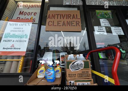New York City, États-Unis. 12 mars 2020. Un magasin dur affiche un signe pour le nettoyage Antiviral dans leur fenêtre comme Gov de l'État de New York. Andrew Cuomo déploie la Garde nationale dans la ville de New Rochelle, dans le comté de Westchester, dans la zone de confinement du coronavirus, New Rochelle, NY, 12 mars 2020. (Anthony Behar/Sipa Usa) Crédit: Sipa Usa/Alay Live News Banque D'Images