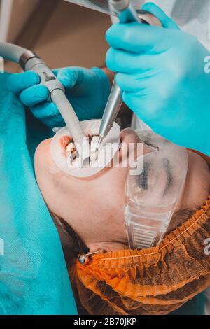 Le patient visite le dentiste pour une procédure d'échographie dentaire dans une clinique dentaire.2020 Banque D'Images