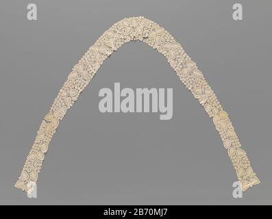 Kraag van gemengde kant met hartvormige bladeren tussen trossen rozetbloempjes Kraag van naturelkleurige gmengde kant - kloskant en combinatie met en nealdkantgrond - Brusselse duchesse. Le modèle V-vormig met afgeronde wijde hoek en gevormd porte een smalle strook die iets breder est à het intermédiaire. Het patroon bestaat uit hartvormige bladeren, in drie- en vijfvoud geplaatst. De velden tussen de bladeren zijn gevuld met trossen rozetbloempjes. De motieven zijn geklowd in linnenslag en netslag. De grote motieven zijn geaccentueerd porte contenourdraden, die bestaan it gro gehechte draadbunde Banque D'Images