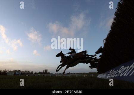 Vue générale des coureurs et des coureurs de la Fulke Walwyn Kim Muir Challenge Cup Amateur Rideers's handicap Chase au cours du troisième jour du Cheltenham Festival à l'hippodrome de Cheltenham. Banque D'Images