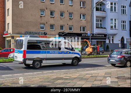 Berlin, Allemagne - 11 mars 2020: Scène de rue avec un policier et autre trafic à Berlin, Allemagne. Banque D'Images