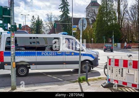 Berlin, Allemagne - 11 mars 2020: Scène de rue avec un policier et autre trafic à Berlin, Allemagne. Banque D'Images