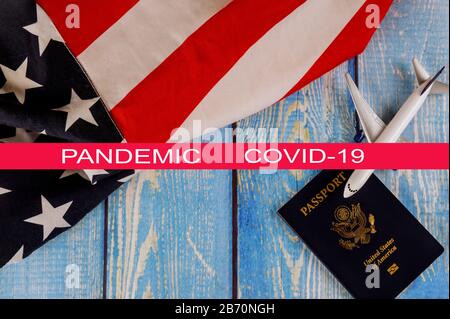 Pandémie mondiale avec coronavirus COVID-19 Tourisme de voyage, émigration le drapeau national américain avec passeport américain et avion modèle de passagers Banque D'Images