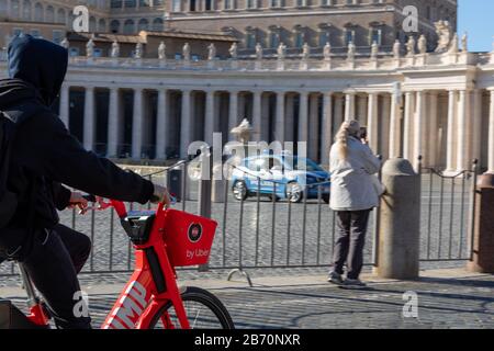 Rome, Italie - 11 mars 2020: La ville se vide de touristes et de personnes, les rues et les principaux lieux de la capitale restent désertés en raison de l'urgence sanitaire du coronavirus qui a affecté l'ensemble de l'Italie. Banque D'Images