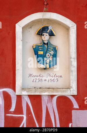 Buste de l'amiral Horatio Nelson dans une niche sur le mur du pub Lord Nelson à Barton Hill Bristol maintenant malheureusement désutilisé et négligé Banque D'Images