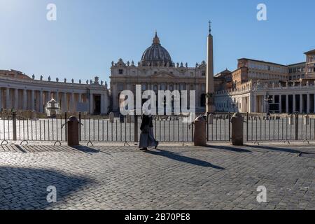 Rome, Italie - 11 mars 2020: La ville se vide de touristes et de personnes, les rues et les principaux lieux de la capitale restent désertés en raison de l'urgence sanitaire du coronavirus qui a affecté l'ensemble de l'Italie. Banque D'Images