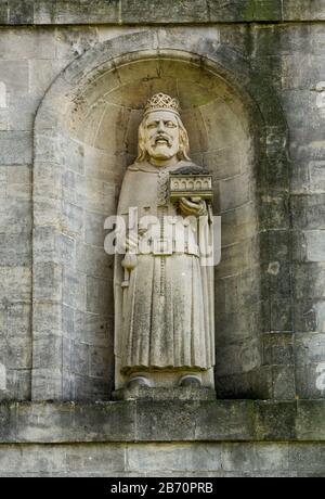 Réplique sculpture de la figure couronnée dans l'arche menant au château noir de Brisligton de l'original dans Bristol a maintenant démoli portes médiévales Banque D'Images