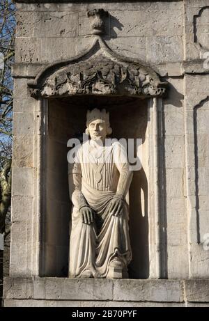 Réplique sculpture de la figure couronnée dans l'arche menant au château noir de Brisligton de l'original dans Bristol a maintenant démoli portes médiévales Banque D'Images