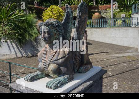 FUNCHAL, PORTUGAL - 22 FÉVRIER 2020 : statue dans le jardin Tropican du Palais de Monte à Funchal, île de Madère Banque D'Images