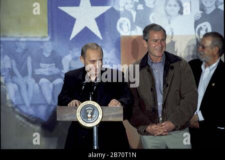 Crawford, Texas États-Unis, novembre 2001: Le président russe Vladimir Poutine parle à la conférence de presse avec le président américain George W. Bush à ses côtés. ©Bob Daemmrich Banque D'Images