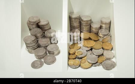 Barcelone, Espagne - 26 décembre 2019: Puig-reig hoard. Panier Puig-reig avec pièces espagnoles du XVIIIe et du XIXe siècle. Musée National D'Art De Catalogne, Barcelo Banque D'Images