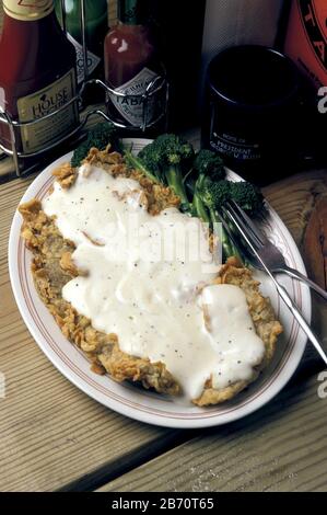 Crawford, Texas USA : steak frit au poulet recouvert de sauce à la crème avec un côté de brocoli servi au restaurant près de la « Maison Blanche du Texas », la deuxième maison de George W. Bush près de Crawford. ©Bob Daemmrich Banque D'Images