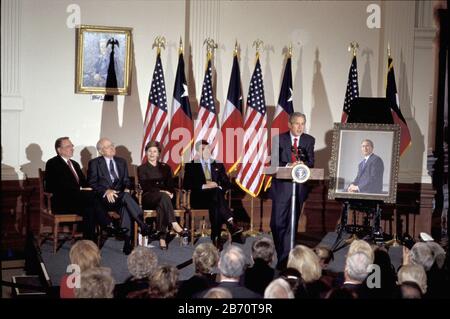 Austin, Texas, États-Unis, janvier 2002: Le Presd. George W. Bush parle aux invités à dévoiler son portrait, commémorant ses années comme gouverneur du Texas de 1994 à 2000, lors d'une cérémonie dans la rotonde du Capitole du Texas où le tableau sera exposé. ©Bob Daemmrich Banque D'Images