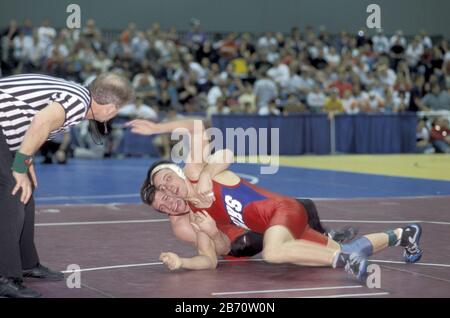 Austin, Texas États-Unis, 2002: Les concurrents au championnat d'État de lutte de garçons de lycée se rencontrent ©Bob Daemmrich Banque D'Images