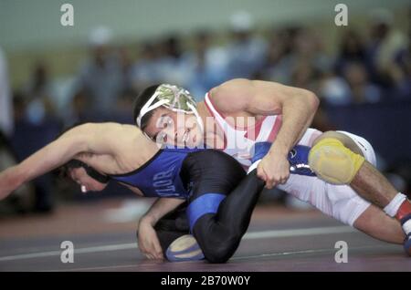 Austin, Texas États-Unis, 2002: Les concurrents au championnat d'État de lutte de garçons de lycée se rencontrent ©Bob Daemmrich Banque D'Images