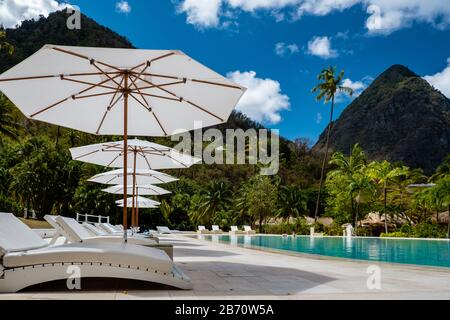 Plage de sucre Sainte-Lucie , une plage tropicale blanche publique avec palmiers et chaises de plage de luxe sur la plage de l'île Sainte-Lucie Caraïbes Banque D'Images